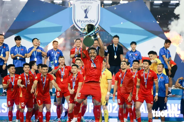 Khoảnh khắc nâng cúp vô địch ASEAN Cup 2026 của tuyển Việt Nam - Tuổi Trẻ Online