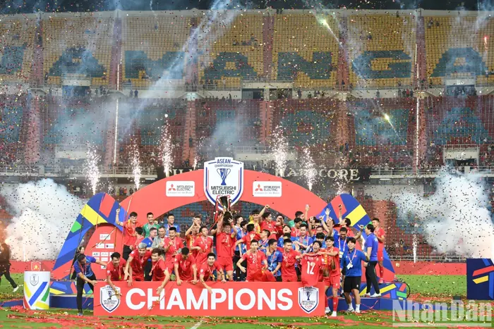 Ảnh] Đội tuyển Việt Nam nâng cao cúp vô địch ASEAN Cup 2024 - Báo Sóc Trăng