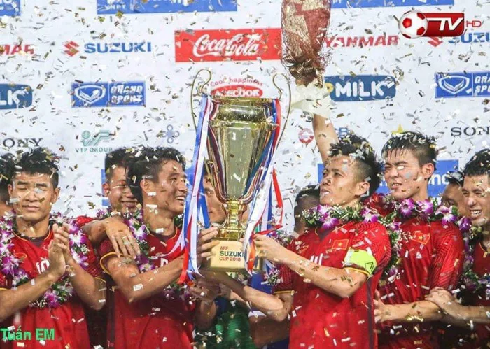 Bật cười với loạt ảnh chế tuyển Việt Nam nâng cúp vô địch AFF Cup 2018