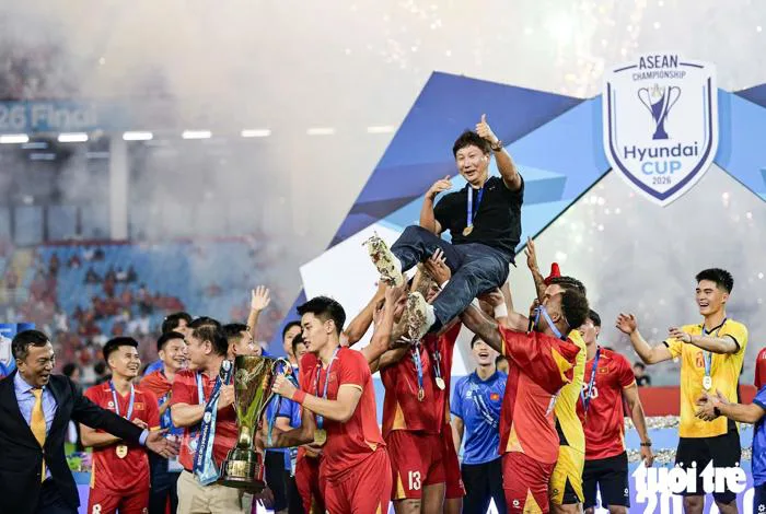 Khoảnh khắc nâng cúp vô địch ASEAN Cup 2026 của tuyển Việt Nam - Tuổi Trẻ Online