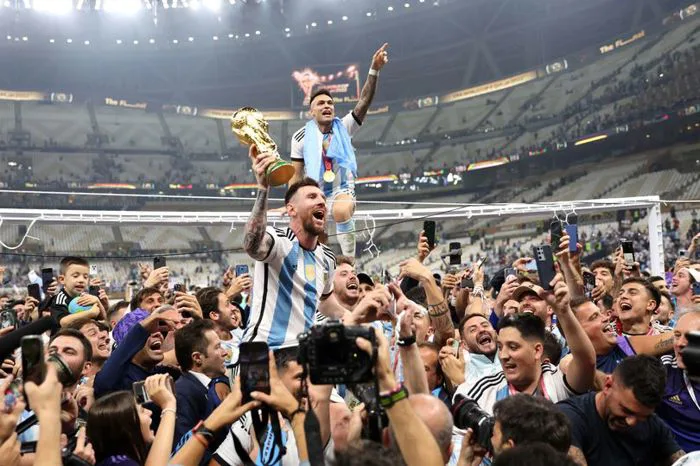 CĐV xúc động khi Messi tái hiện hình ảnh nâng cúp vô địch của huyền thoại Maradona