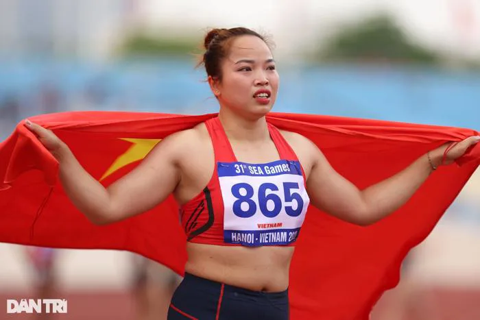 Nữ VĐV ném lao ôm bố, mẹ khóc nức nở sau khi phá kỷ lục SEA Games | Báo Dân  trí