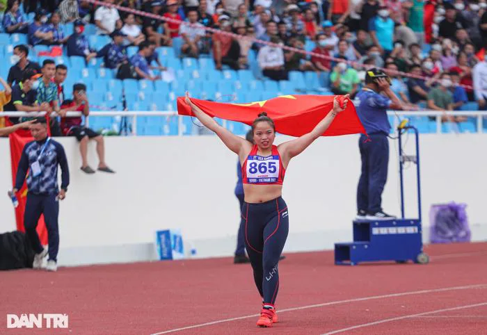 Nữ VĐV ném lao ôm bố, mẹ khóc nức nở sau khi phá kỷ lục SEA Games | Báo Dân  trí