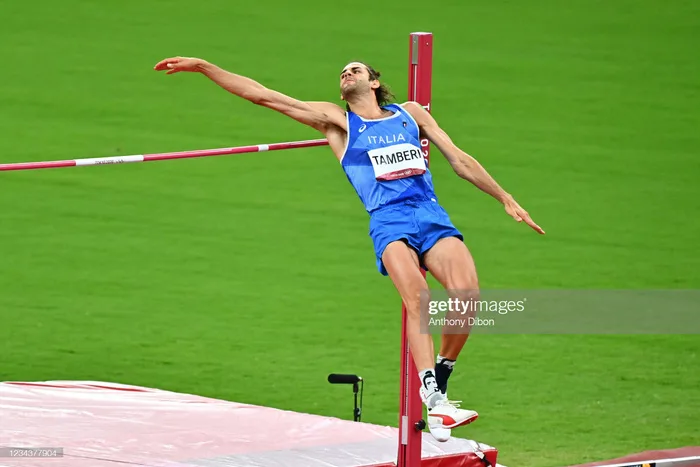 Lãng tử Italy vô địch nhảy cao Olympic Tokyo cùng linh vật đặc biệt - biểu  tượng của sự vươn lên từ tro tàn