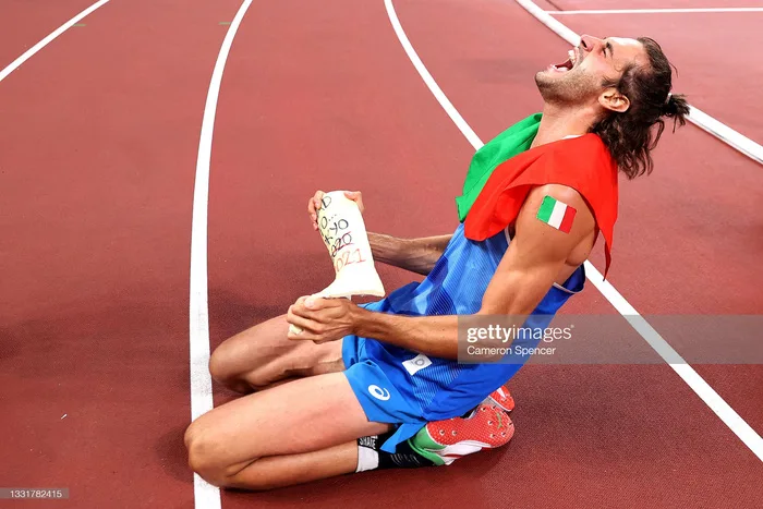 Lãng tử Italy vô địch nhảy cao Olympic Tokyo cùng linh vật đặc biệt - biểu  tượng của sự vươn lên từ tro tàn