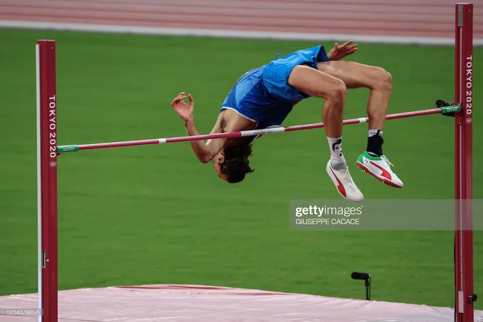 Lãng tử Italy vô địch nhảy cao Olympic Tokyo cùng linh vật đặc biệt - biểu  tượng của sự vươn lên từ tro tàn