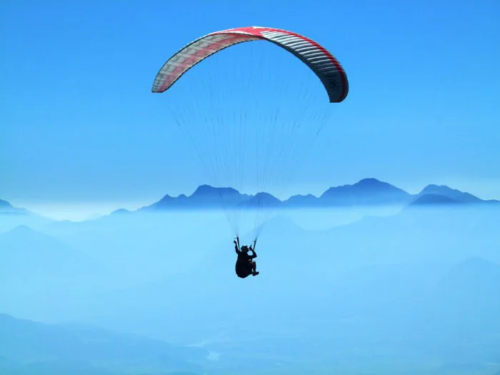 hình ảnh : Dù lượn, Thể thao trên không, cái dù bay, Nhảy dù, Bầu trời, màu  xanh da trời, Môn bơi lội, Ban ngày, Màu xanh, thể thao mạo hiểm, không