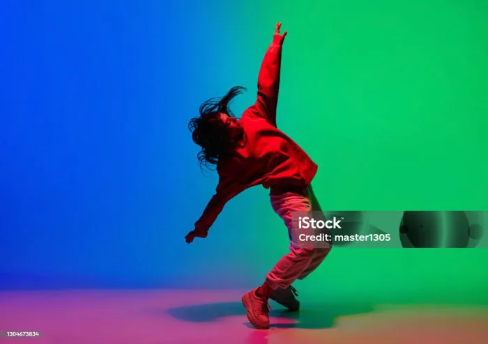 Cô Gái Thể Thao Sành Điệu Nhảy Hiphop Trong Trang Phục Phong Cách Trên Nền  Đầy Màu Sắc Tại Vũ Trường Trong Ánh Sáng Neon Văn Hóa Thanh Niên Phong Trào  Phong