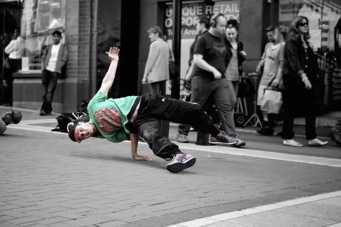 hình ảnh : điệu nhảy đường phố, B boying, Nhảy hip hop, biểu diễn nghệ  thuật, đường phố, đen và trắng, Đơn sắc, Cơ sở hạ tầng, biến cố, nhiếp ảnh,  Đội