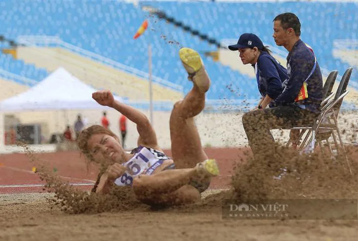 Hình ảnh Ngọc Hà vượt qua Thu Thảo 1 cm, giành HC vàng nhảy xa SEA Games 31