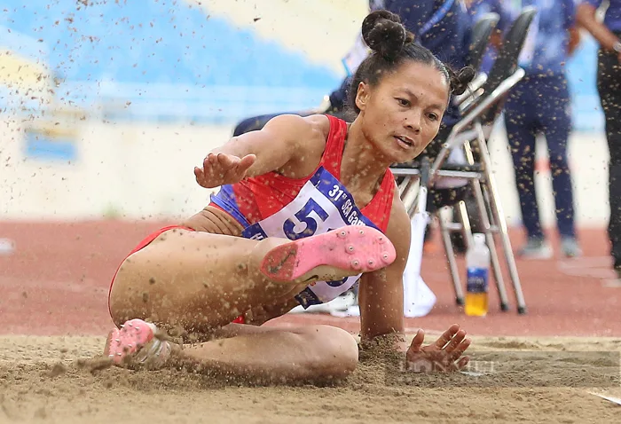 Hình ảnh Ngọc Hà vượt qua Thu Thảo 1 cm, giành HC vàng nhảy xa SEA Games 31
