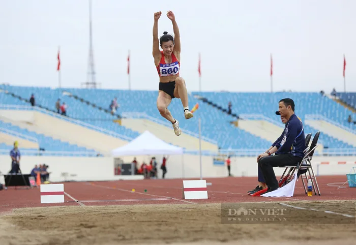 Hình ảnh Ngọc Hà vượt qua Thu Thảo 1 cm, giành HC vàng nhảy xa SEA Games 31