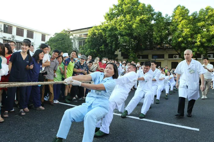 Hình ảnh đẹp của các nữ nhân viên y tế với thể thao