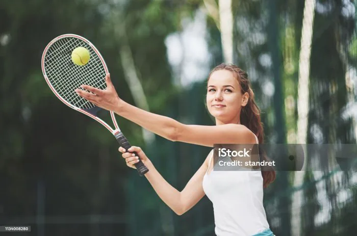 Một Người Phụ Nữ Xinh Đẹp Mặc Một Quả Bóng Tennis Thể Thao Hình ảnh Sẵn có  - Tải xuống Hình ảnh Ngay bây giờ - iStock
