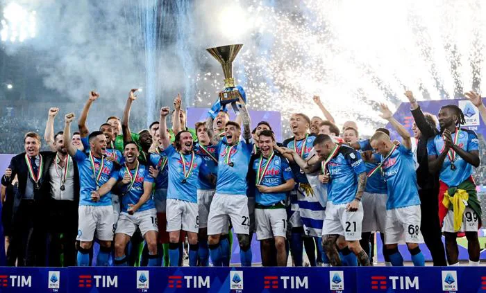 Napoli - nhà vô địch không cần phép màu Maradona