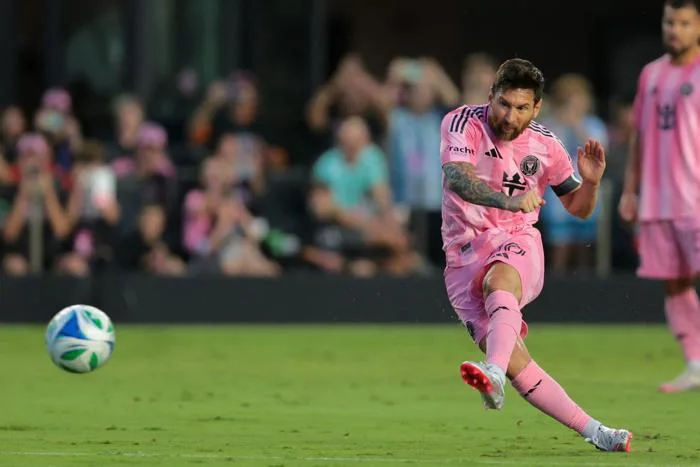 Messi thiết lập kỷ lục không tưởng: Ghi cú đúp trận thứ 5, sút phạt siêu  phẩm