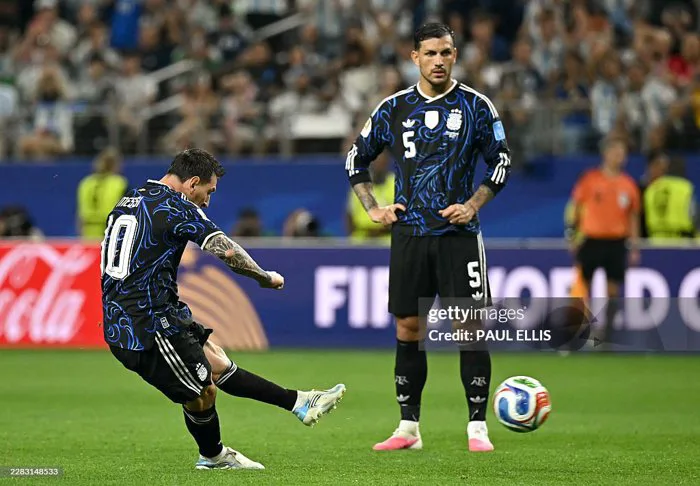 Video fancam bắt trọn siêu phẩm sút phạt đẹp nao lòng của Messi