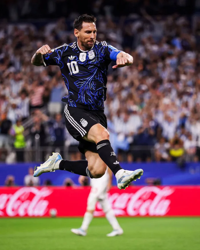 Video fancam bắt trọn siêu phẩm sút phạt đẹp nao lòng của Messi