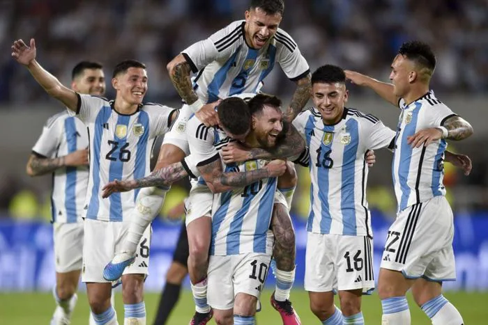 Messi ghi siêu phẩm sút phạt trong ngày đội tuyển Argentina được vinh danh