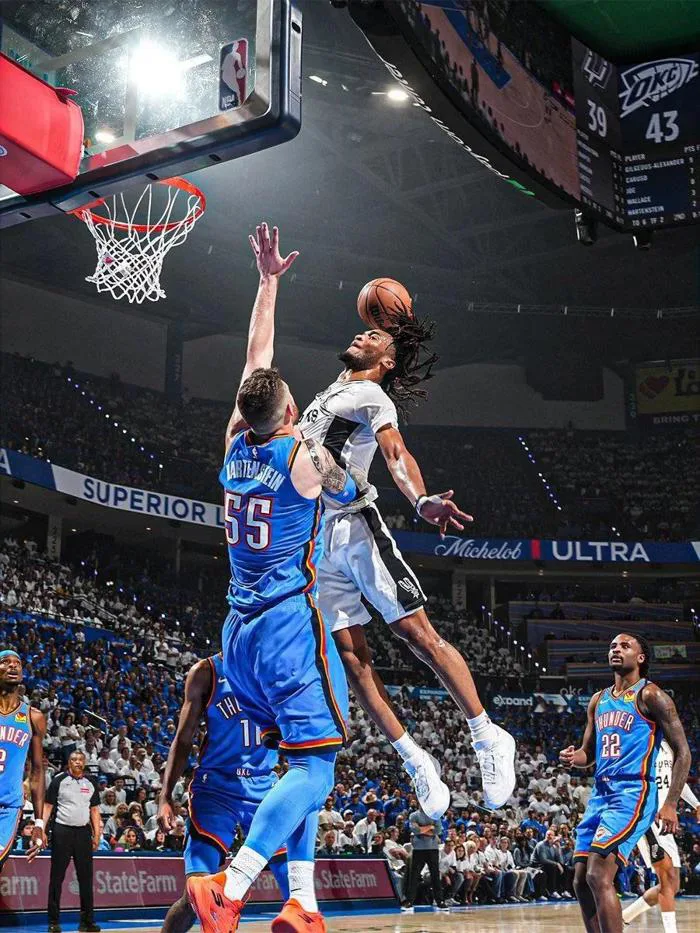 Để cái này làm hình nền lâu rồi. Một trong những pha úp rổ đỉnh nhất  series! : r/NBASpurs