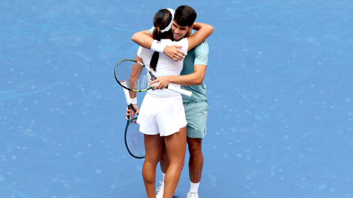 Alcaraz ôm thắm thiết Raducanu: Chuyện tình đẹp ở US Open 2025?