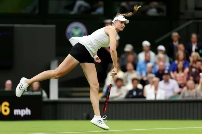 Trang phục lạ ở Wimbledon 2023: Mỹ nhân mặc quần đùi màu đen thi đấu