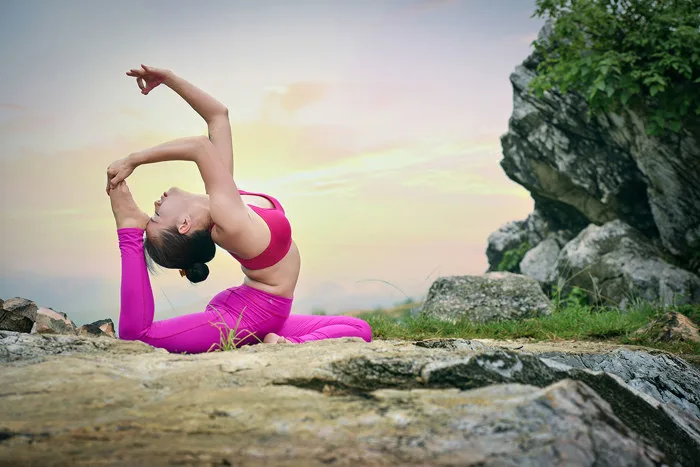 Thót tim với những tư thế yoga chênh vênh trên núi