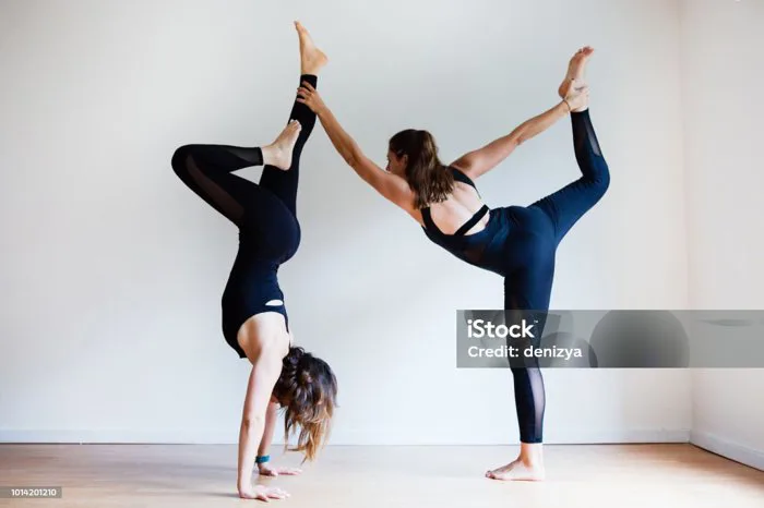 Chân Dung Hai Phụ Nữ Yogi Trẻ Luyện Tập Yoga Acro Mặc Đồ Thể Thao Màu Đen  Nền Studio Trắng Hình ảnh Sẵn có - Tải xuống Hình ảnh Ngay bây giờ -