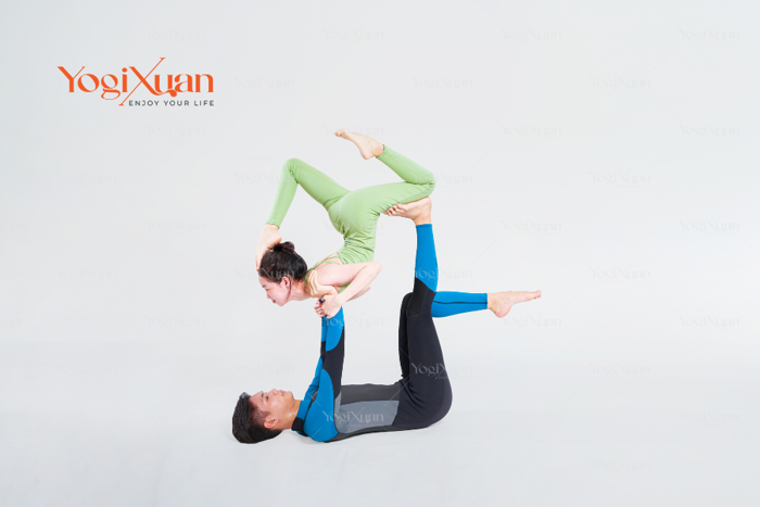Yoga đôi cùng nhau: vẻ đẹp nghệ thuật thể thao