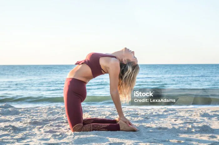 Người Phụ Nữ Khỏe Mạnh Da Trắng Với Cơ Thể Đẹp Tập Yoga Lúc Mặt Trời Mọc  Trên Bãi Biển Tư Thế Yoga Hình ảnh Sẵn có - Tải xuống Hình ảnh