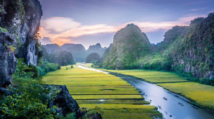 Dòng sông hiện lên với vẻ đẹp tuyệt mỹ, như một kiệt tác của thiên nhiên.