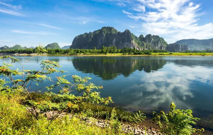 Mê hoặc trước vẻ đẹp sông Gianh - Viên ngọc xanh giữa lòng Quảng Bình