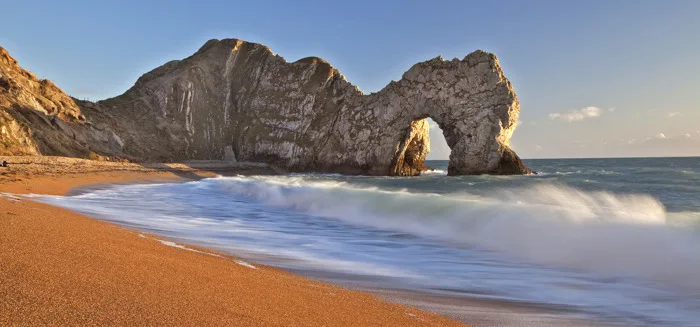 hình ảnh : Cửa cuốn, Bờ biển jurassic, Dorset, Nước, Bầu trời, đám mây,  Phong cảnh thiên nhiên, Màu xanh, Vị trí địa lý ven biển và đại dương, Nền  đá, Nguồn