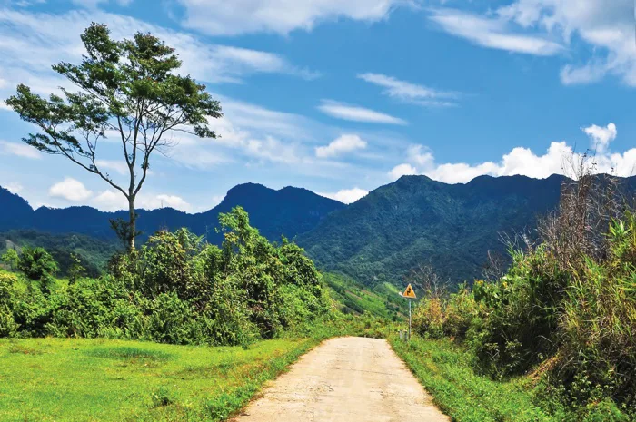 Trường Sơn đông nắng, tây mưa