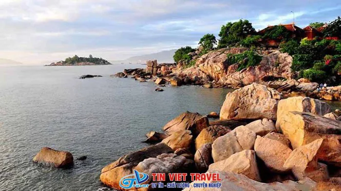 Hòn Chồng Nha Trang: Kỳ Quan Thiên Nhiên Bên Vịnh Biển Xanh