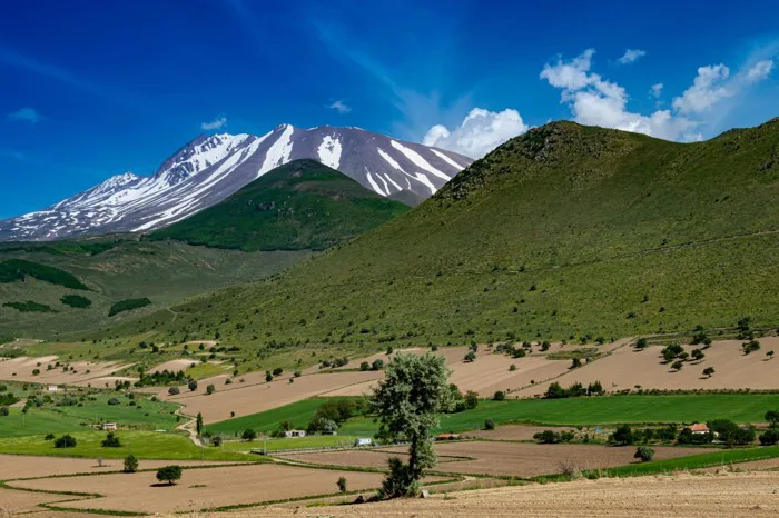 hình ảnh : Núi, Địa hình đồi núi, Cao nguyên, dãy núi, thiên nhiên, Phong  cảnh thiên nhiên, đồi núi, Đồng cỏ, Hoang dã, Bầu trời, rơi, cây rơm, Trạm  đồi, Ecoregion,