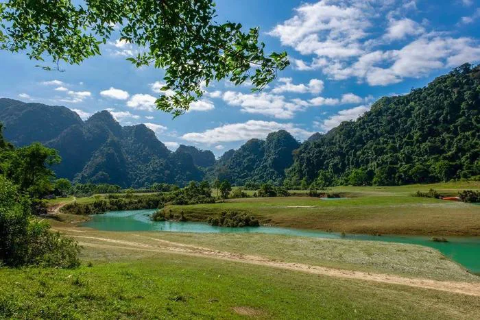 Miền thảo nguyên xanh đẹp tựa “tiên cảnh” cách Hà Nội chỉ hơn 100km | Báo  Dân trí