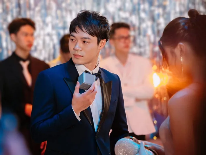 Hé lộ hậu trường clip Văn Toàn cầu hôn xôn xao cõi mạng