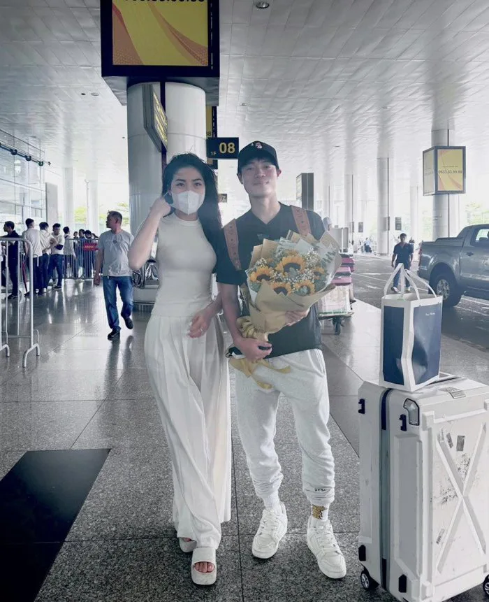 Chân dung 2 cô em gái xinh hơn hoa của Văn Toàn - Lâm Tây, đồng đội rần rần  ứng tuyển làm em rể