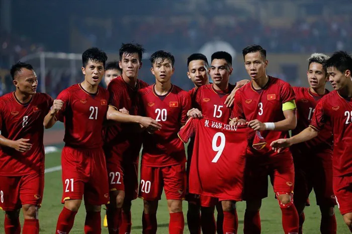 Công Phượng cõng Văn Toàn chào khán giả sau chiến thắng của tuyển Việt Nam