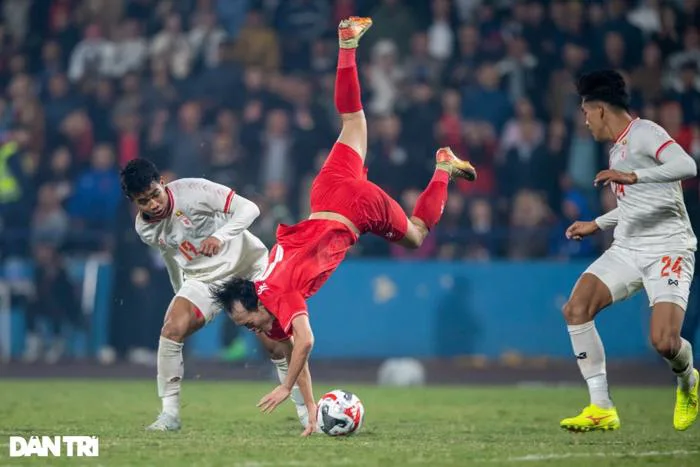 Tiền đạo Văn Toàn chia tay AFF Cup 2024 | Báo Dân trí