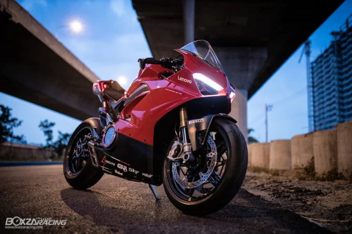 Ducati Panigale V4 S độ - Bản dựng với phong cách dạo phố | 2banh.vn