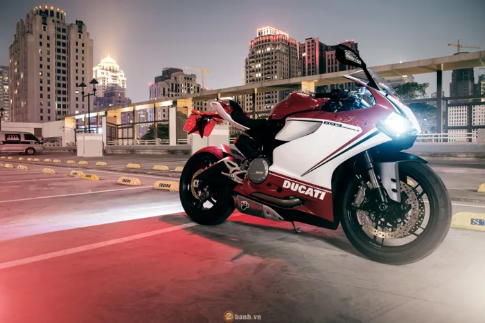 Bộ ảnh đẹp của Ducati 899 Panigale Tricolore xuyên màn đêm | 2banh.vn