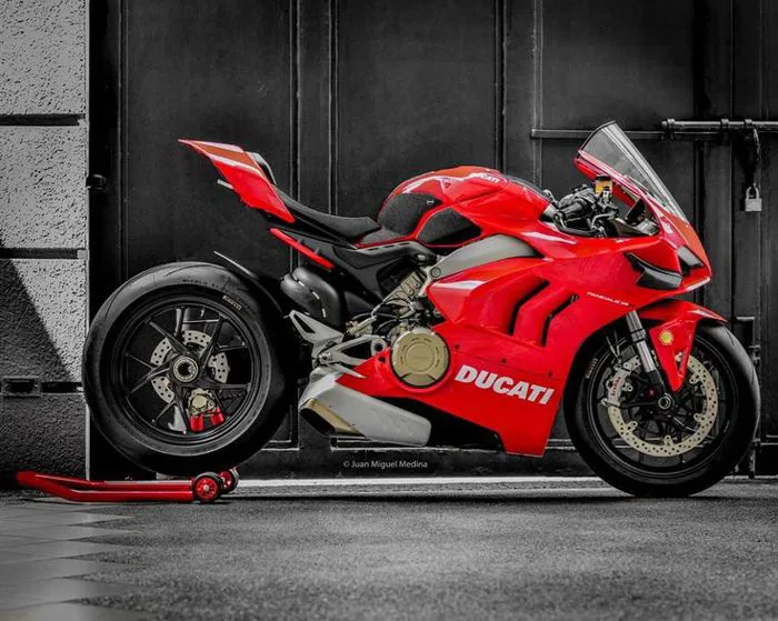Xe đẹp Ducati định vị trước tòa nhà vào nền đen trắng | Xe ducati, Hình